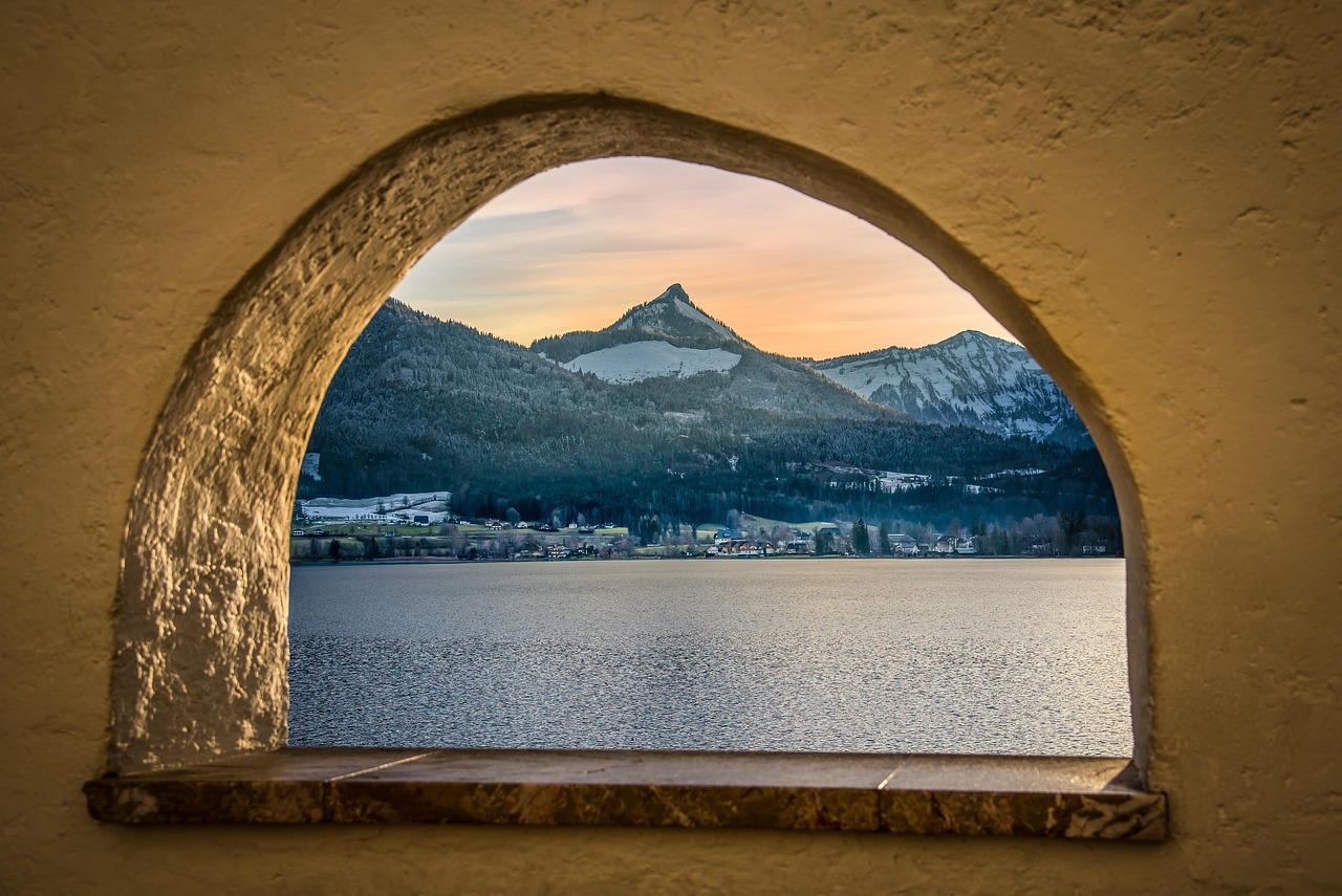 Panoramisch raam met adembenemend bergzicht. Panoramisch raam met adembenemend bergzicht.
