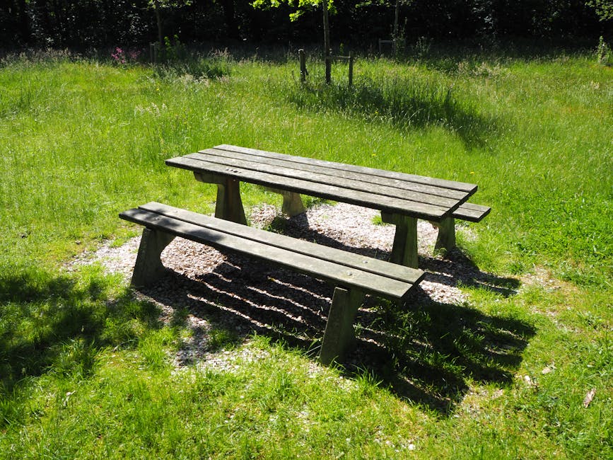Houten tuinbank wordt geschuurd en opgepoetst. Houten tuinbank wordt geschuurd en opgepoetst.