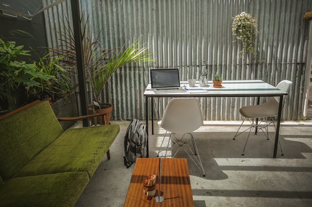 Groene moswanden in een eigentijds kantoorinterieur.