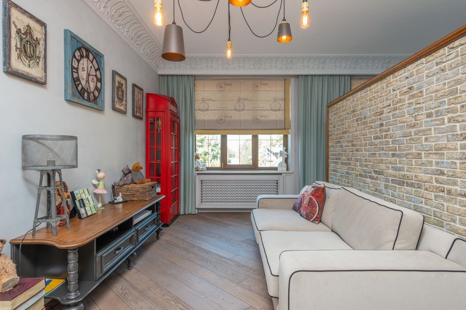 Woonkamer met oude kanten gordijnen en moderne meubels.