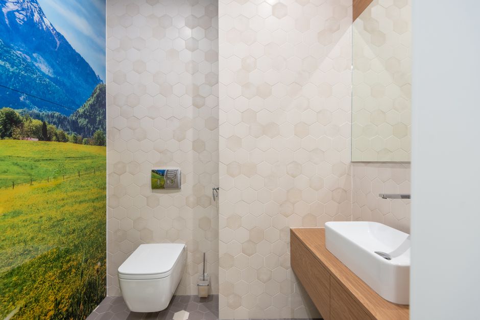 Kleurrijke geometrische tegels in toiletdecoratie.