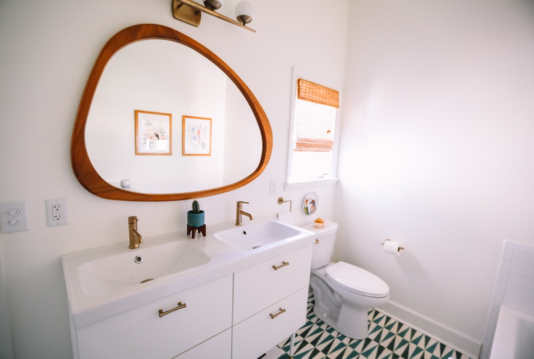 Geometrische patronen sieren moderne toiletruimte. Geometrische patronen sieren moderne toiletruimte.