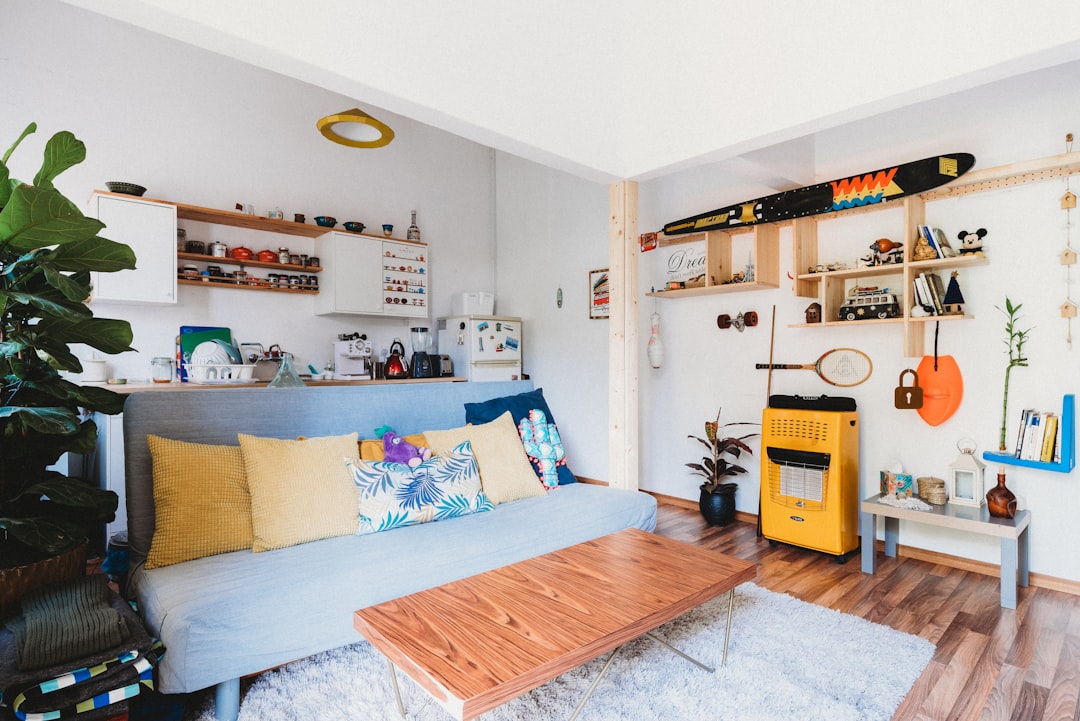 Keukenwand in warme houttinten met kruidenplanken.