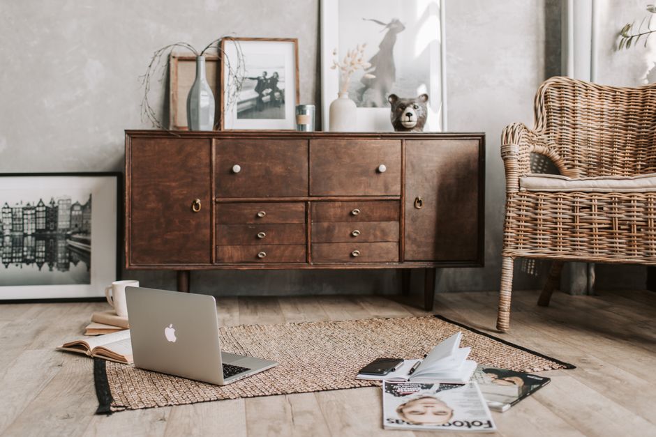Fris thuisbureau met lente bloemenarrangement.