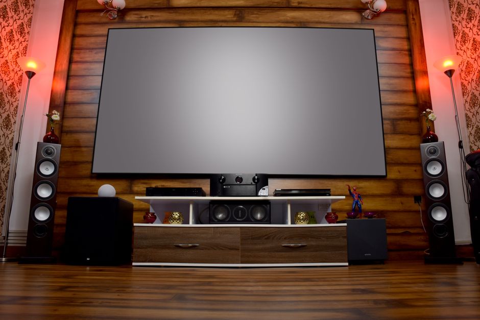 Grote televisie en surround sound thuisbioscoop.