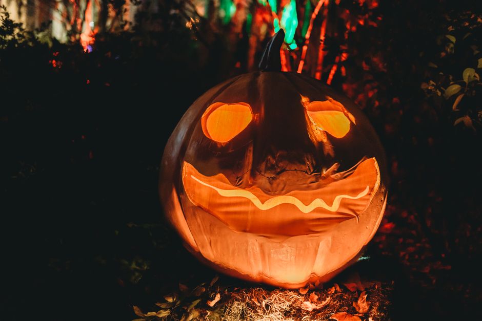 Pompoenen en lantaarns verlichten herfstterras