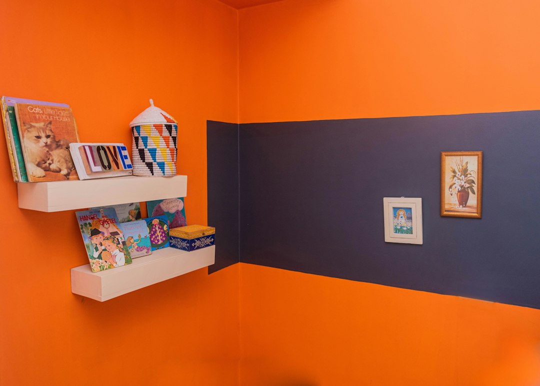 Kinderkamer met herfstbladeren en warme kleuren.